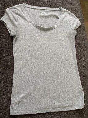 No Boundaries Women's Heather Gray Scoop Neck Short Sleeve Tee